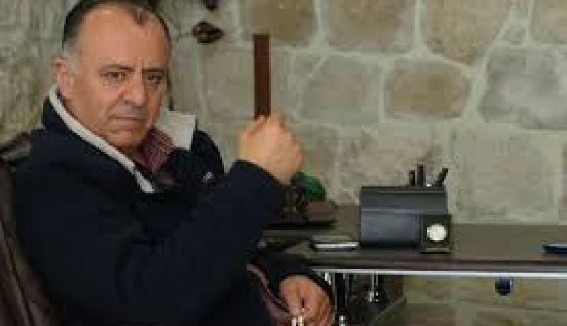 زهير عبد الكريم يقبّل حذاء جندي سوري