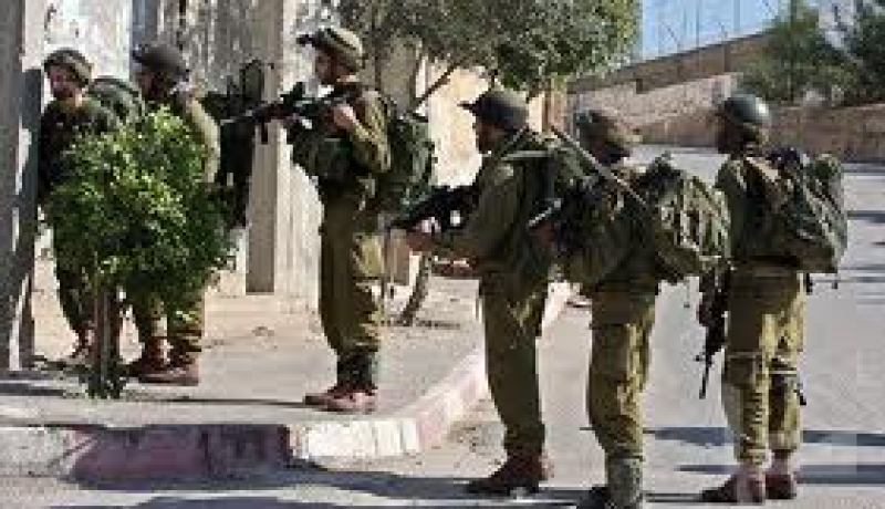 قوات الاحتلال تحطم محتويات 40 منزلا بالضفة الغربية