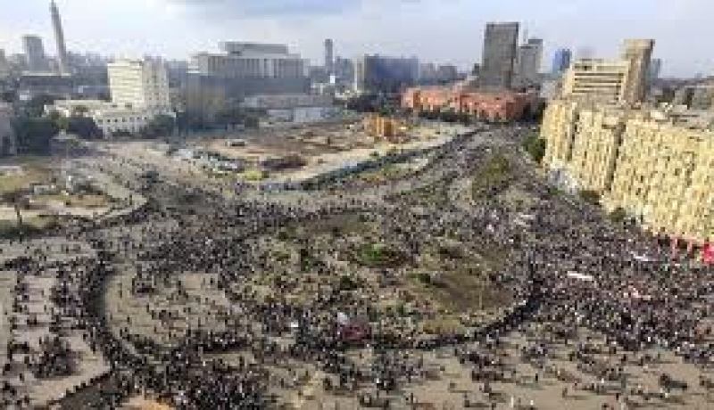 استمرار احتشاد المتظاهرين بميدان التحرير احتجاجا على الإعلان الدستورى الجديد