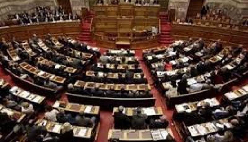البرلمان اليوناني يوافق على مسودة حزمة الإنقاذ المالي الثالثة