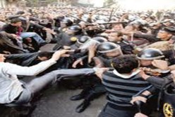 إصابة 54 ضابطا وجنديا مصريا في اشتباكات أمام مبنى وزارة الداخلية وسط القاهرة