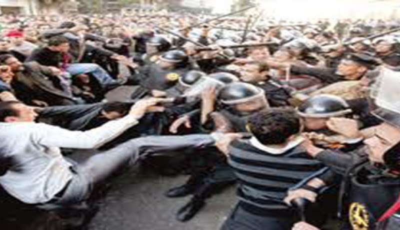 إصابة 54 ضابطا وجنديا مصريا في اشتباكات أمام مبنى وزارة الداخلية وسط القاهرة