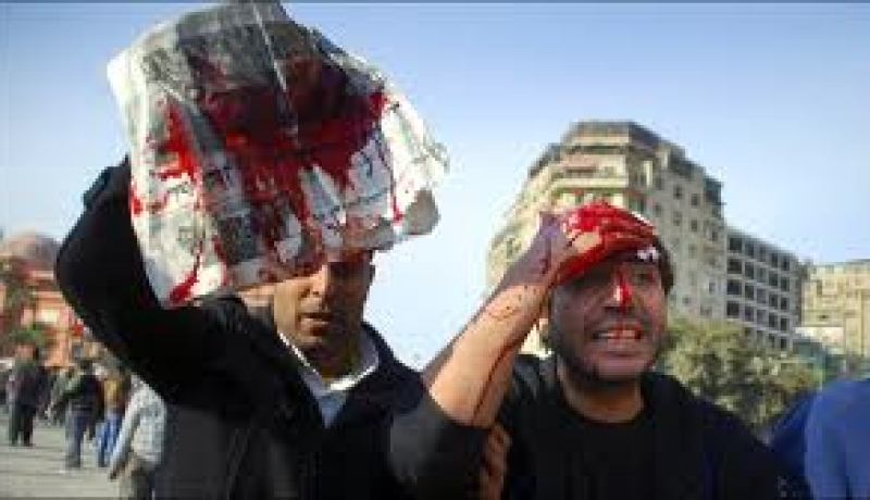 260 مصاباً في الإشتباكات التي تشهدها مصر بين مؤيدين ومعارضين لقرارات مرسي