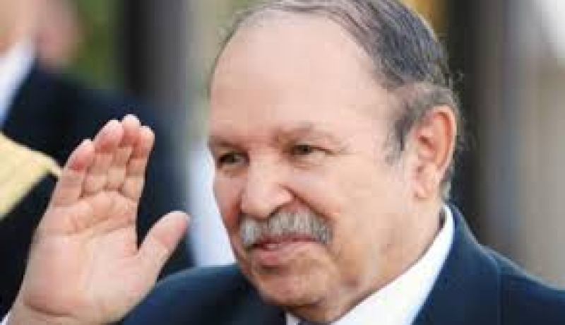 الرئيس عبد العزيز بوتفليقة يهنىء المنتخب الجزائري لتأهله إلى الدور الثاني