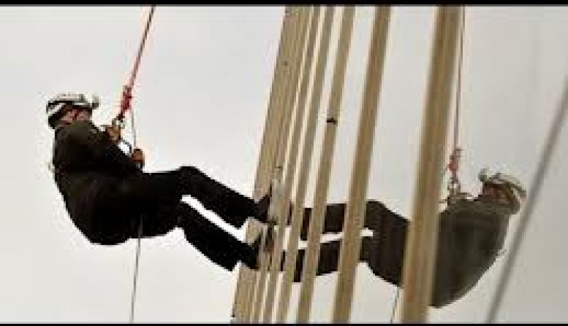 الأمير أندرو يهبط من أعلى ناطحة سحاب في أوروبا باستخدام الحبال