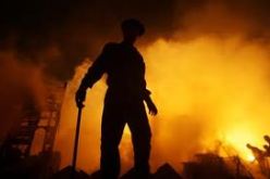 حريق كبير أعلى مبنى سكني بوسط القاهرة نتيجة زجاجات مولوتوف