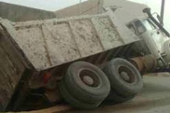 شاحنة تصطدم بجدار مقبرة الشهداء بقالمة و هلاك السائق مع إلحاق أضرار ب 15 قبرا