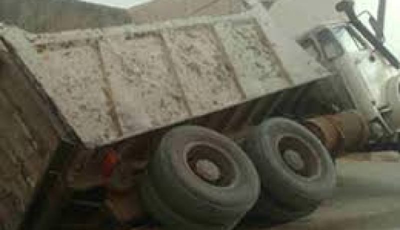 شاحنة تصطدم بجدار مقبرة الشهداء بقالمة و هلاك السائق مع إلحاق أضرار ب 15 قبرا