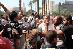 تواصل الاشتباكات في التحرير والأمن يقيم جدارا إسمنتيا لوقف المواجهات