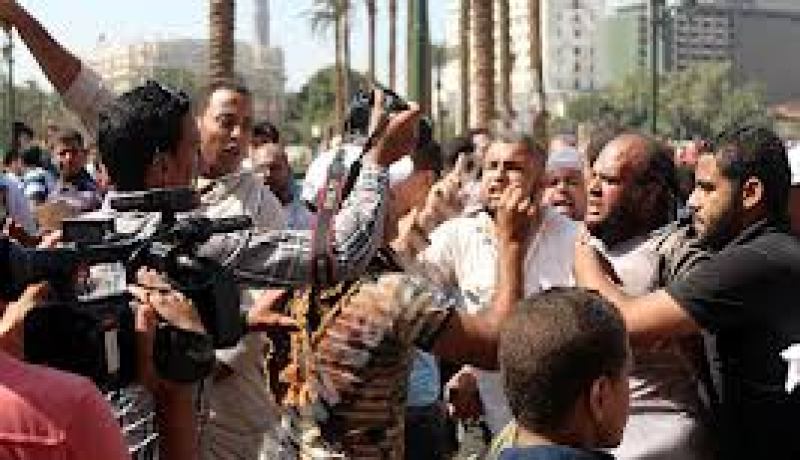 تواصل الاشتباكات في التحرير والأمن يقيم جدارا إسمنتيا لوقف المواجهات