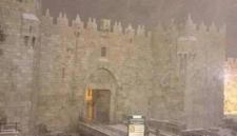عاصفة ثلجية نادرة تشل الحركة بالقدس المحتلة