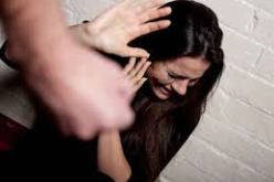 شاب يعتدي بالضرب على فتاة ويحرضها على الفسق بسوق أهراس