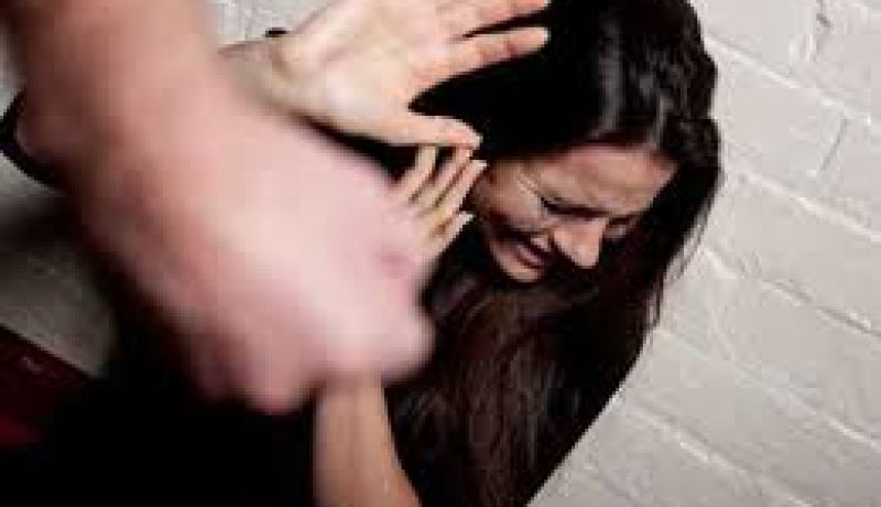 شاب يعتدي بالضرب على فتاة ويحرضها على الفسق بسوق أهراس