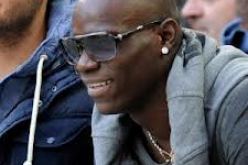 برلوسكوني ينفي رغبة ميلان في التعاقد مع بالوتيلي ويصفه بالتفاحة المهترئة