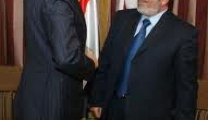 مرسي يستقبل وزير الخارجية الامريكي في أول زيارة بعد توليه منصبه