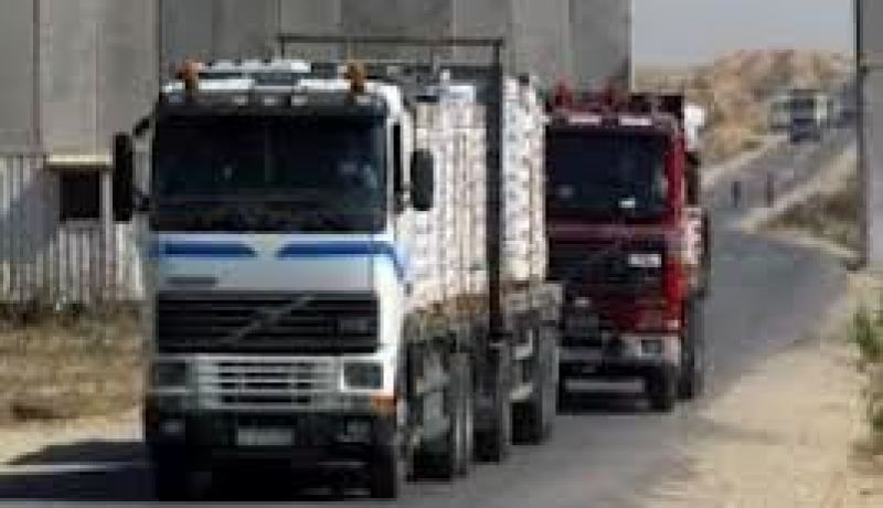 إسرائيل تدخل بضائع محدودة وغاز طهي إلى قطاع غزة