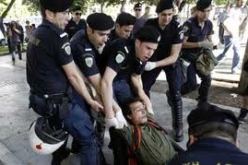 طالب جزائري يهاجم أساتذته وزملاءه في اليونان بسكّين بعد طرده من الدراسة