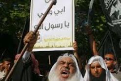 حرقوا صور موريس والعلم الأمريكي .. غاضبون بغزة ينتصرون لرسول الله