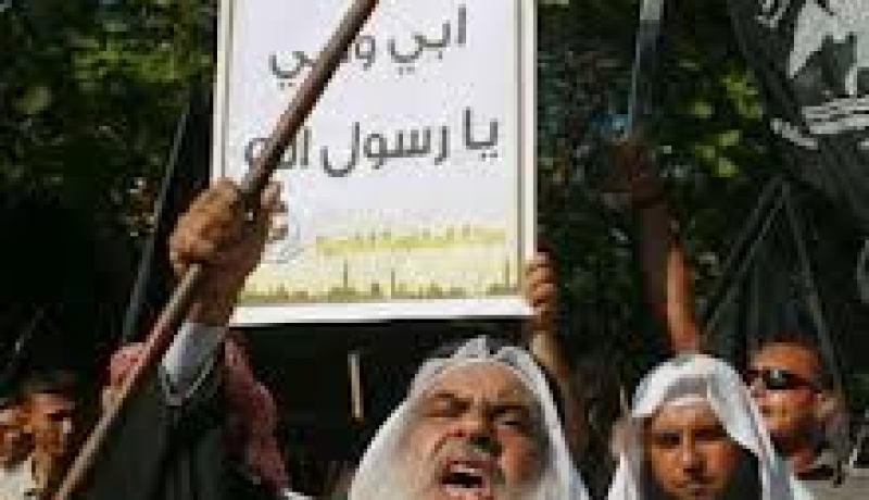 حرقوا صور موريس والعلم الأمريكي .. غاضبون بغزة ينتصرون لرسول الله