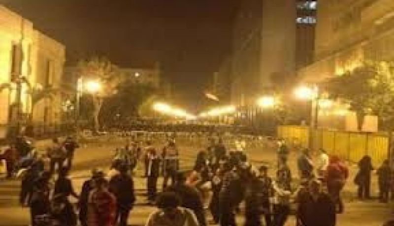 شباب جبهة الإنقاذ في مصر يدعون للزحف نحو القصر الرئاسي بالقاهرة