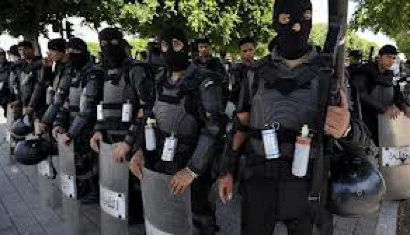 توتر غير مسبوق بين وزير الداخلية التونسي ونقابات أمنية