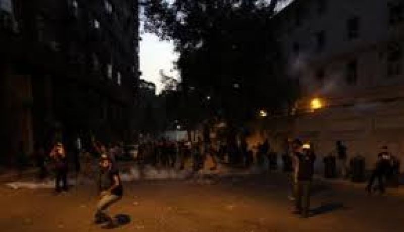 اشتباكات بين متظاهرين سلفيين وقوات الامن امام مدينة الانتاج الاعلامي في القاهرة