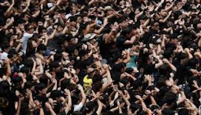 تنامي الاحتجاجات في هونج كونج ضد “غسيل المخ” في المدارس