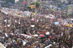 قوات الجيش المصري تقرر اخلاء محيط القصر الرئاسي من المتظاهرين في مصر