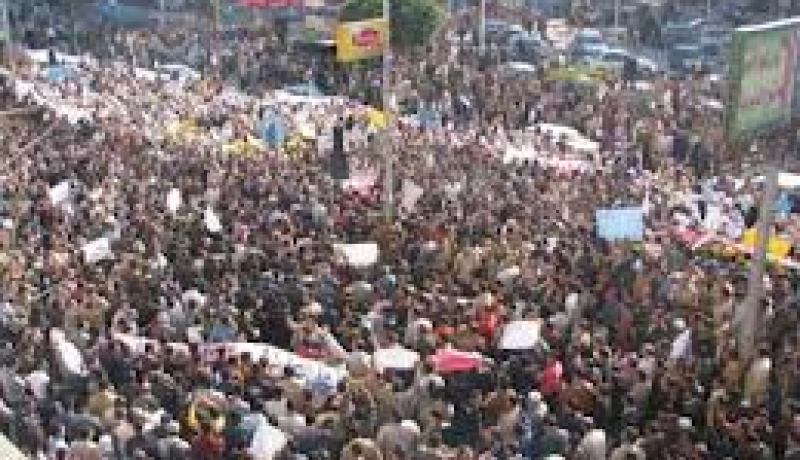 قوات الجيش المصري تقرر اخلاء محيط القصر الرئاسي من المتظاهرين في مصر