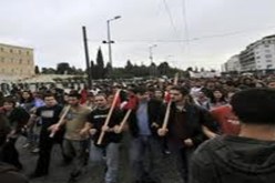 آلاف المتظاهرين تحت المطر احتجاجا على التقشف في اليونان