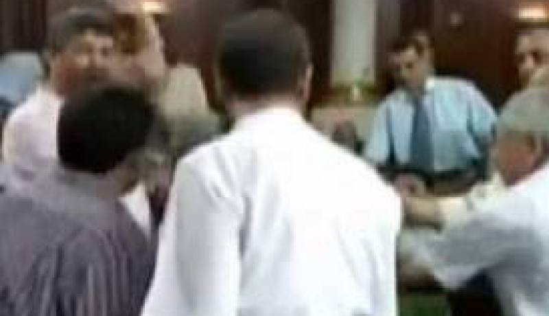 نائب تونسي يشهر سكينا على زميله في جلسة عامة في البرلمان