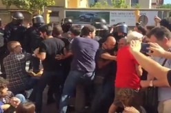 بالفيديو..مواجهات عنيفة بين الشرطة والناخبين في كتالونيا