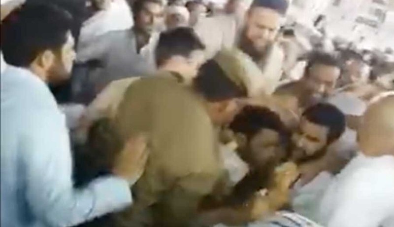 معتمرون ينقذون الكعبة من عملية حرق عمدية