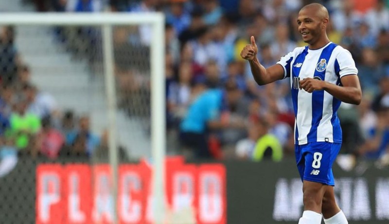 “نيوكاسل” يُصر على ضم “براهيمي”