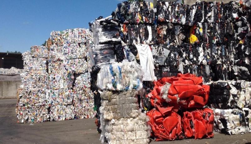 إحباط محاولة لتهريب 17 حاوية معبأة بالنفايات البلاستيكيـــــة في مينـــاء بجايــــة