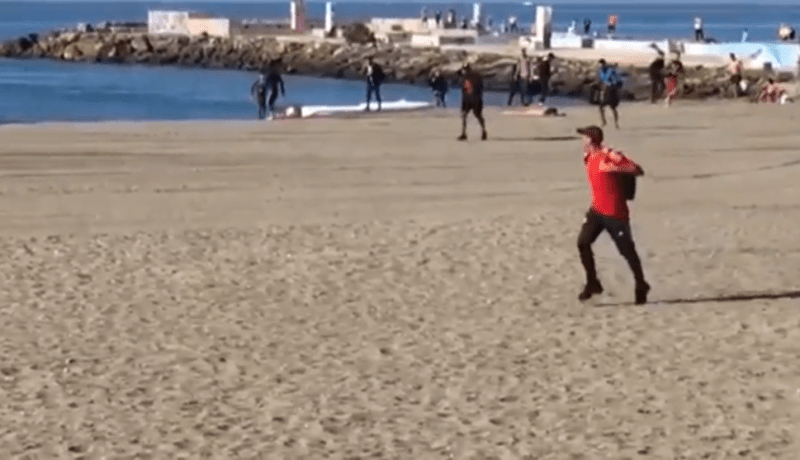 بالفيديو.. قارب حراقة جزائريين يصل ألميريا ويثير ذهول الإسبان ويستنفر الأمن