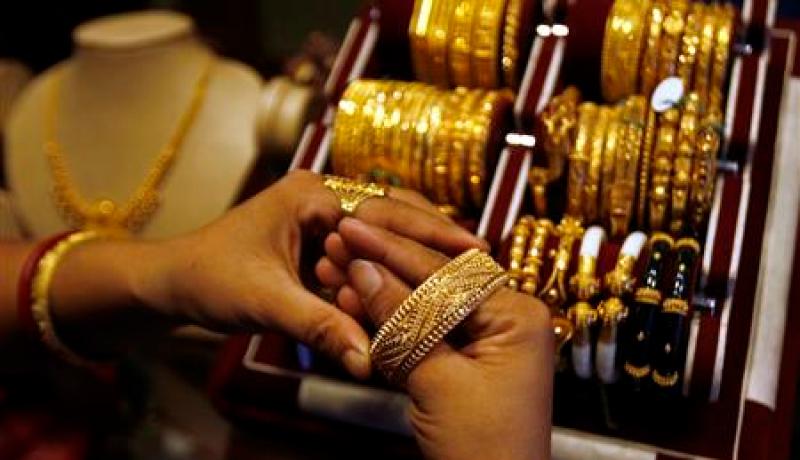 أسعار الذهب تتراجع إلى 4500 دينار للمحلي و5500 للمستورد