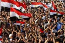 توافد عشرات الاشخاص على ميدان التحرير بالقاهرة للمشاركة في مظاهرات نصر غزة