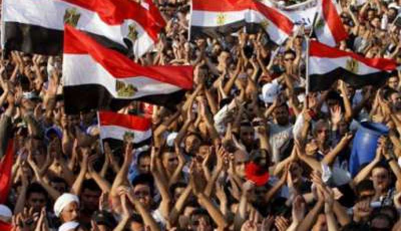 توافد عشرات الاشخاص على ميدان التحرير بالقاهرة للمشاركة في مظاهرات نصر غزة