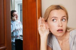 اغتنمت فرصة غيابي وأدخلت غريبا بيتي!