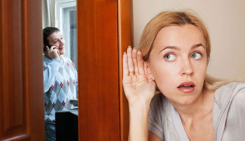 اغتنمت فرصة غيابي وأدخلت غريبا بيتي!