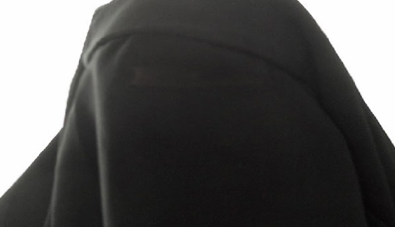 رجل يتنكر بزي امرأة ويحاول خطف طفل عند خروجه من الروضة في الوادي
