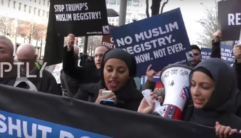 إحتجاجات أمام البيت الأبيض على خلفية قرار ترامب بمنع المسلمين من دخول أمريكا