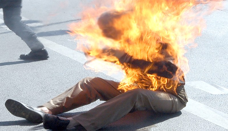 شابان يضرمان النار في جسديهما بعد إقصاء عائلتهما من الترحيل في قسنطينة