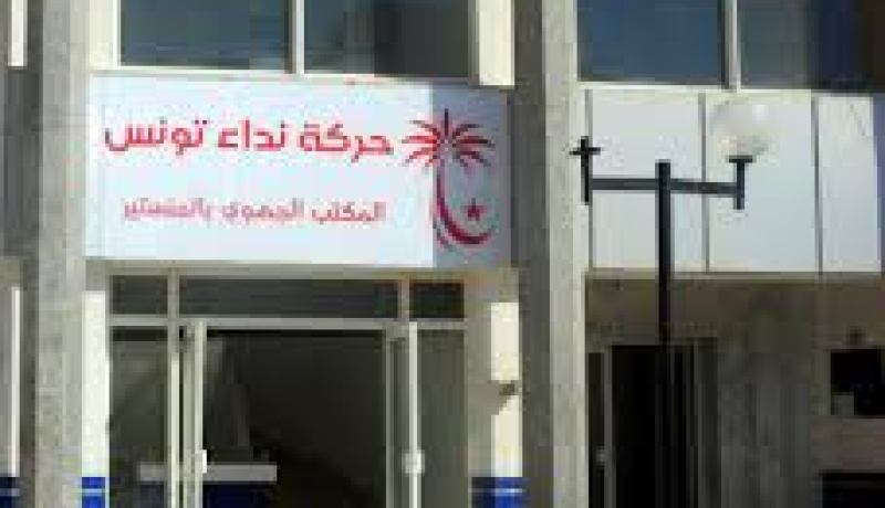 محتجون يحرقون مقر نداء تونس في تطاوين