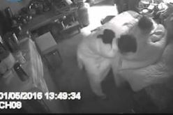 بالفيديو زوجة تحاول قتل حماتها السبعينية خنقا وبالحجر