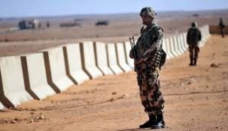 الجزائر تفتح الحدود مع ليبيا وتستقبل آلاف اللاجئــــين خـــــلال 24 ساعـــــة