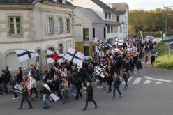 مظاهرات عنصرية تطالب بطرد المهاجرين في غرب فرنسا