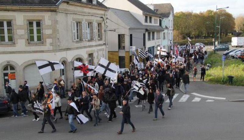 مظاهرات عنصرية تطالب بطرد المهاجرين في غرب فرنسا