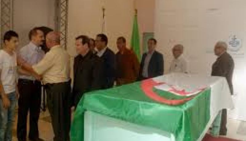 مئات الأشخاص يلقون النظرة الأخيرة بباريس على جثمان المطربة نورة